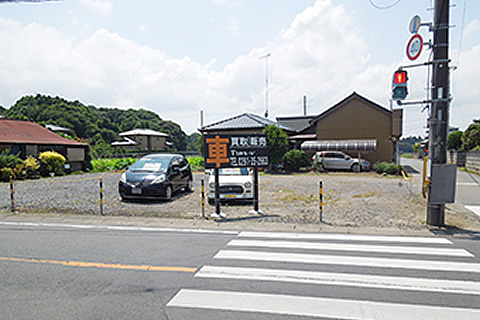 繁昌交差点には販売中の車もございます